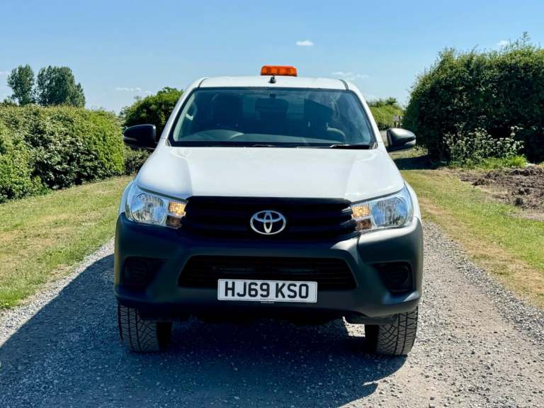 TOYOTA HILUX 2.4 D-4D Active UTILITY SPEC White Manual Diesel 2019 EURO 6