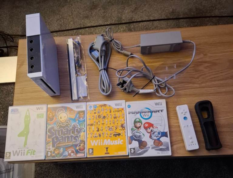 Nintendo Wii Console Bundle with Games and Controllers
