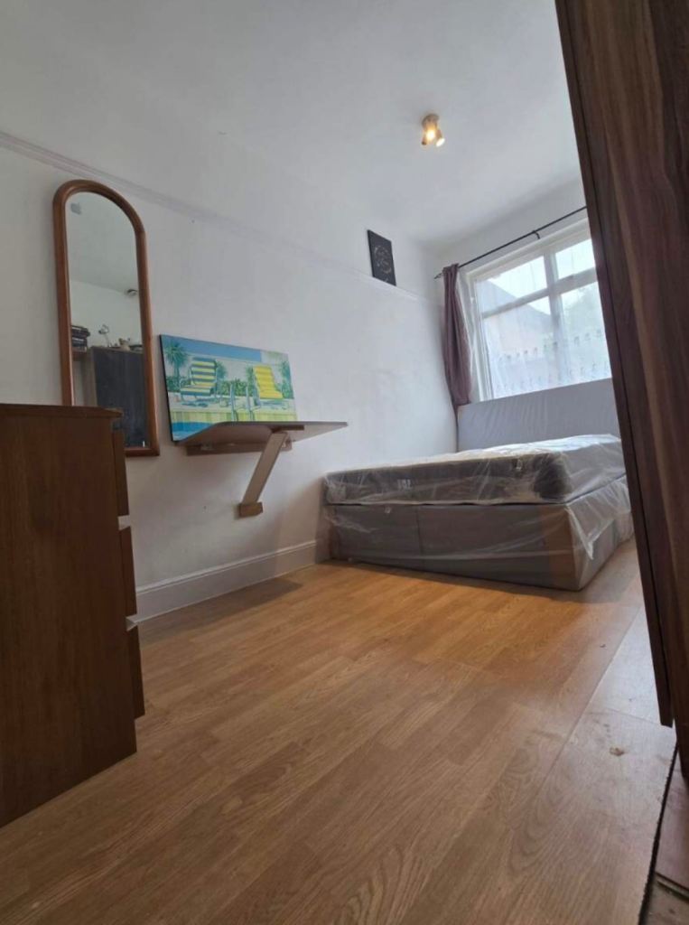 Double room To rent. in Hayes! Newly painted & decorated. Hayes!!