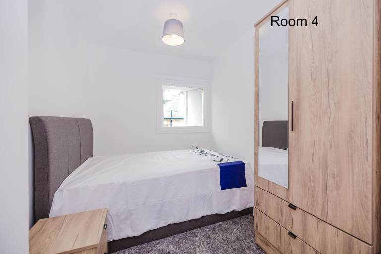 DOUBLE ROOMS for let in refurbished, 6 bedroom, 2nd floor flat in central location - available NOW