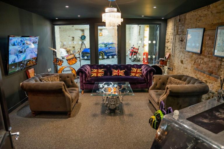  Land Rover Defender 110 3.0 D300 MHEV X-Dynamic HSE Auto 4WD Euro 6 (s/s) 5dr Diesel Automatic