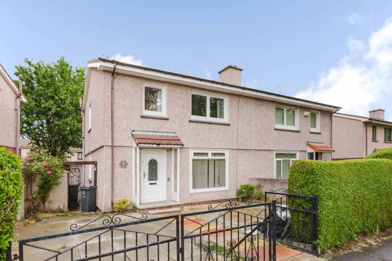 Desirable, 3 bedroom, semi-detached family home in Fernieside – available NOW