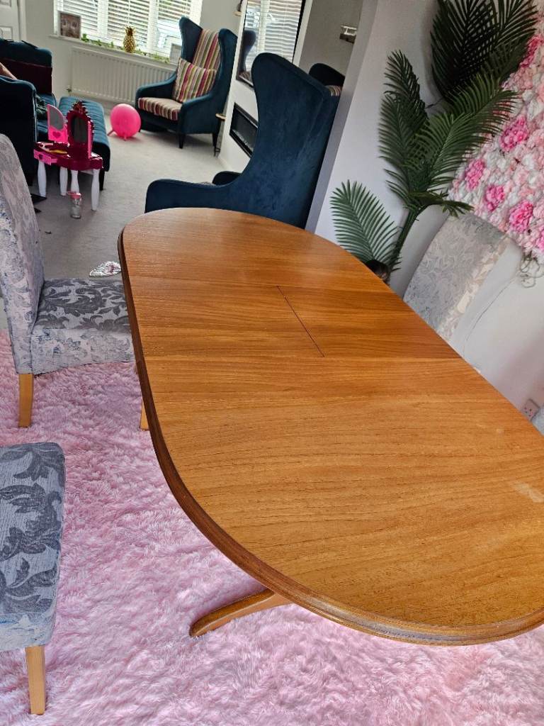 Extendable dining table
