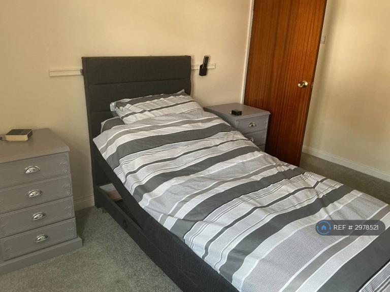 1 bedroom in Honeysuckle Lane, Poole, BH17 (#2978521)