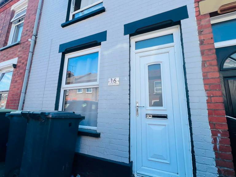  Spacious 3-Bedroom Home with 1 Bathroom – Prime LU1 Location, Luton