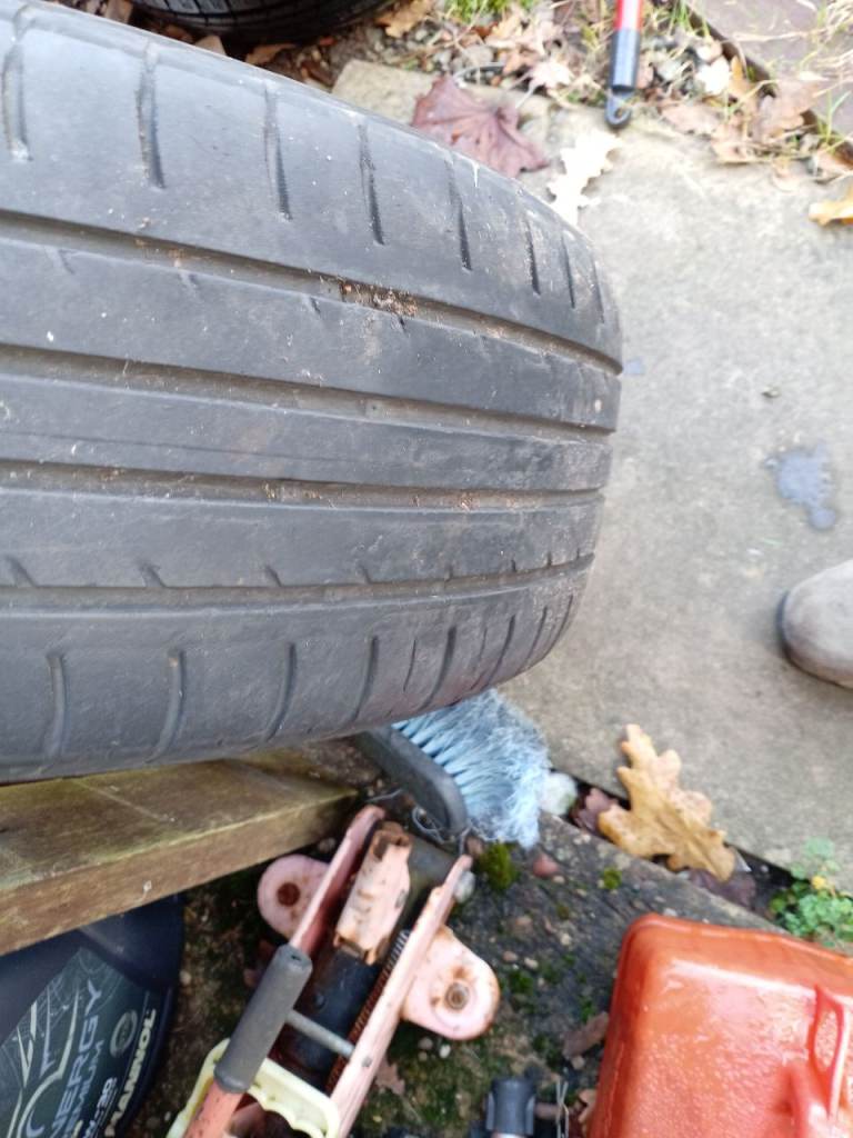 Nissan wheel and tyre