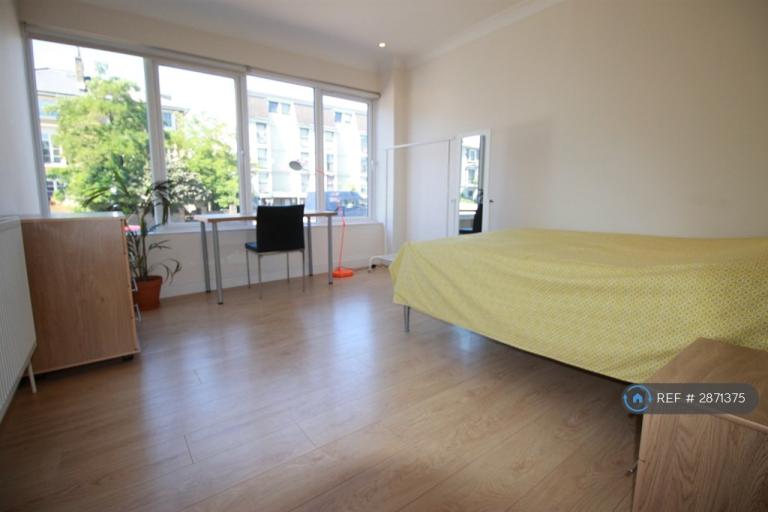 5 bedroom flat in Camden Road, London, NW1 (5 bed) (#2871375)