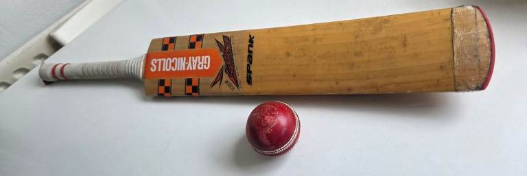 Gray-Nicolls Spank cricket bat - Size 4 & Ball