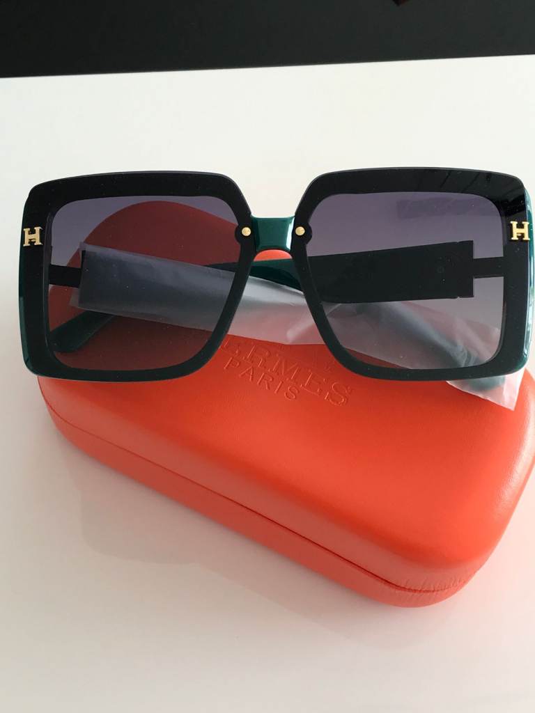 LADIES GREEN OVERSIZE SUNGLASSES - BNIB