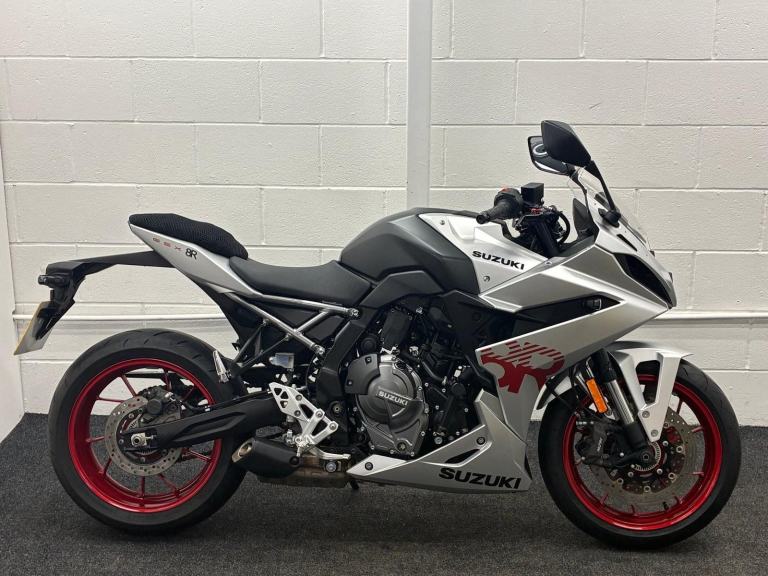 SUZUKI GSX-8R ** ONLY 3K MILES - ONE OWNER BIKE - FIRST MOT APRIL 2027 **