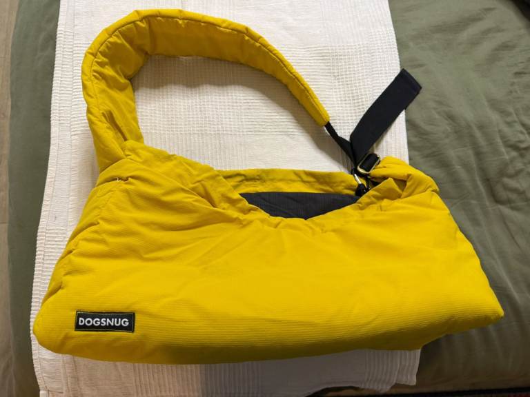 Yellow shoulder bag carrier for dog of less than 10kg.