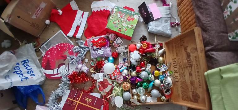Free Xmas Decorations cards grinch balls etc