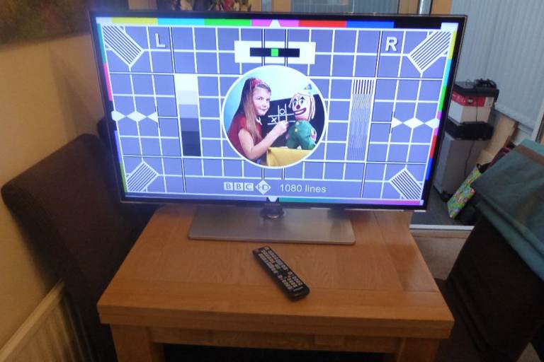 SAMSUNG 40” ULTRA SLIM SMART LED TV WITH FREEVIEW HD AND 4 X HDMI