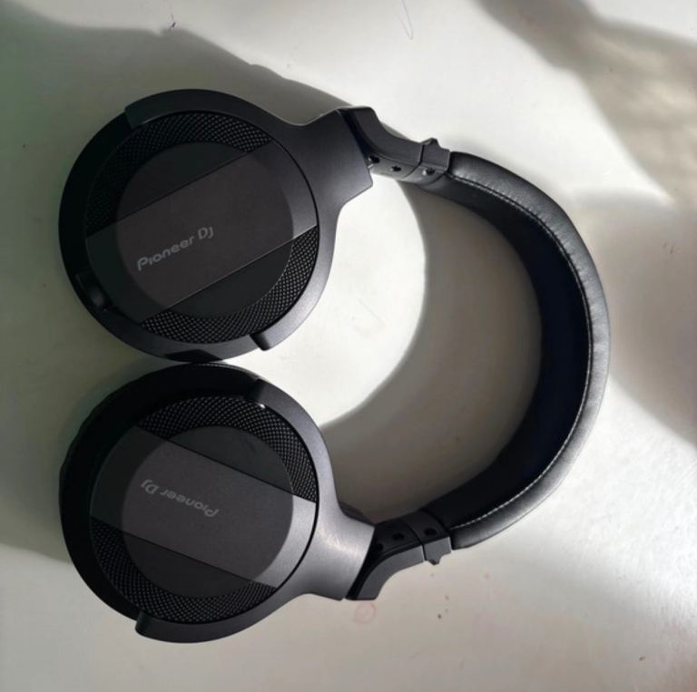 Selling my Pioneer HDJ-CUE1 DJ headphones in excellent condition