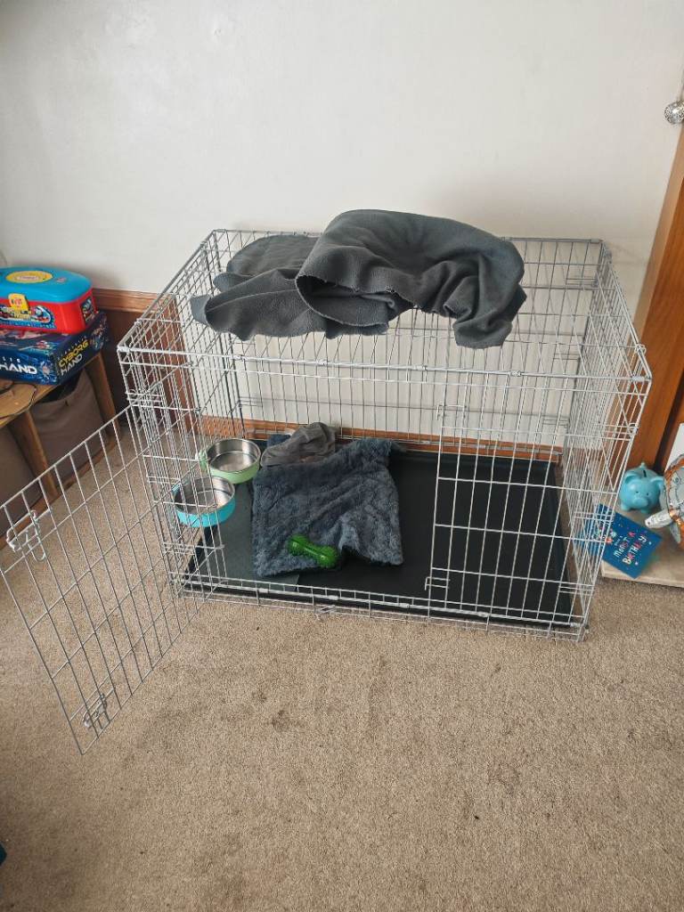 Large Dog Crate with plastic floor liner/quality boot liner/rear seats guard