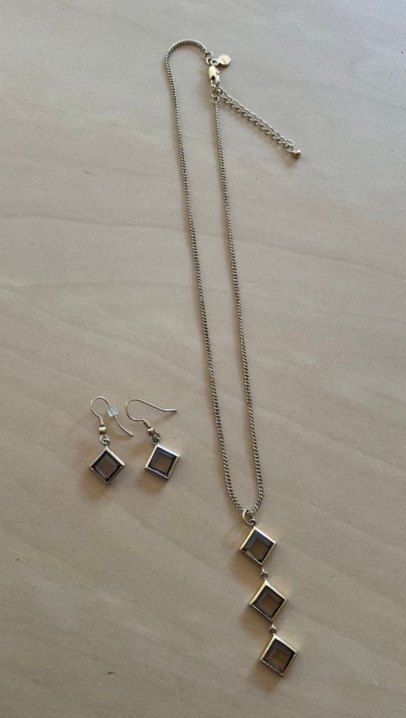 BRAND NEW STUNNING MATCHING GOLD JEWELLED NECKLACE + EARRINGS