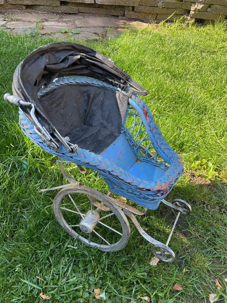 Vintage dolls pram 