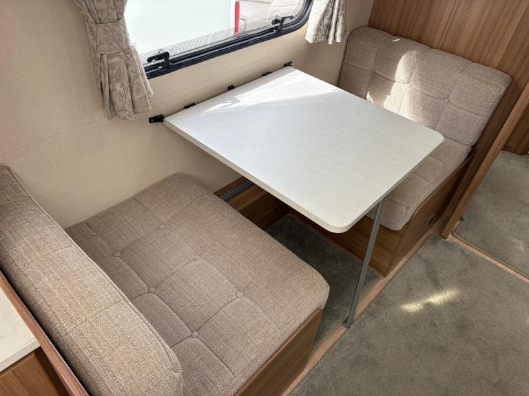 LUNAR CLUBMAN ES - 3 BERTH CARAVAN WITH END WASHROOM + MOTORMOVER