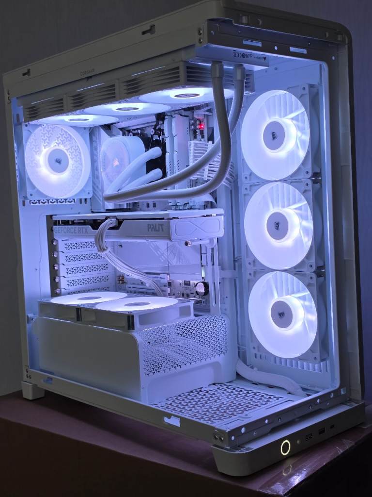 High-End Gaming PC All White 7800X3D, 32GB DDR5, RTX 5070 12gb
