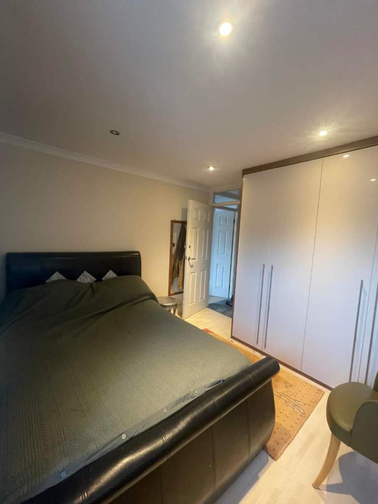 Spacious double room in Windsor