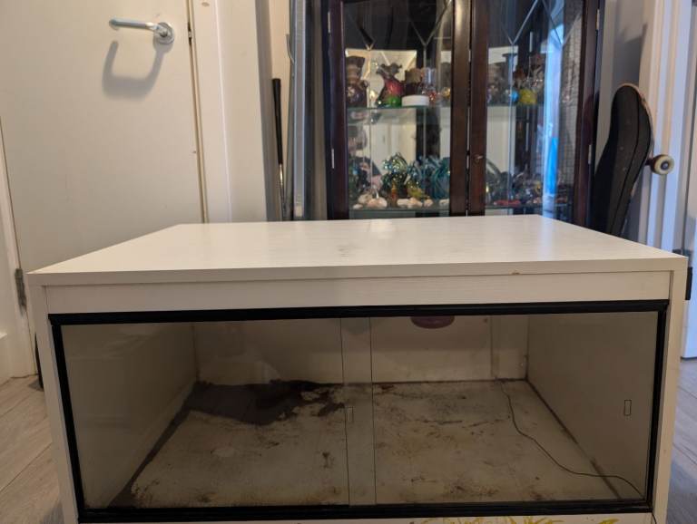  Vivarium enclosure 