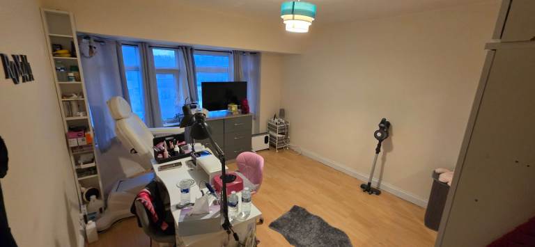 Two spacious double rooms to rent in West Harrow residential area
