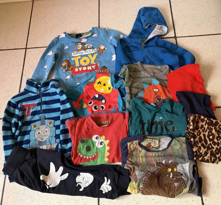 BUNDLE 3-4 YEAR OLD BOYS CLOTHES JACKET, TOPS, SHORTS, LEGGINGS ALL FOR ONLY £8 CAN POST