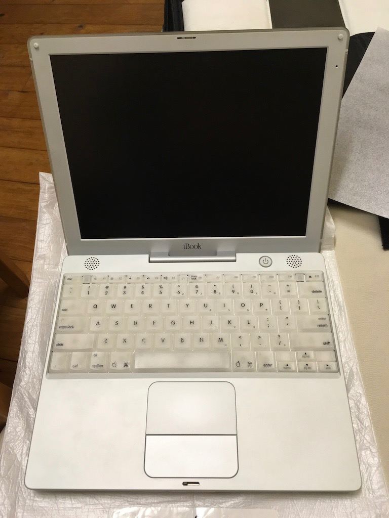Apple ibook 2001. Collection only. Open to offers. White. TO SELL ASAP