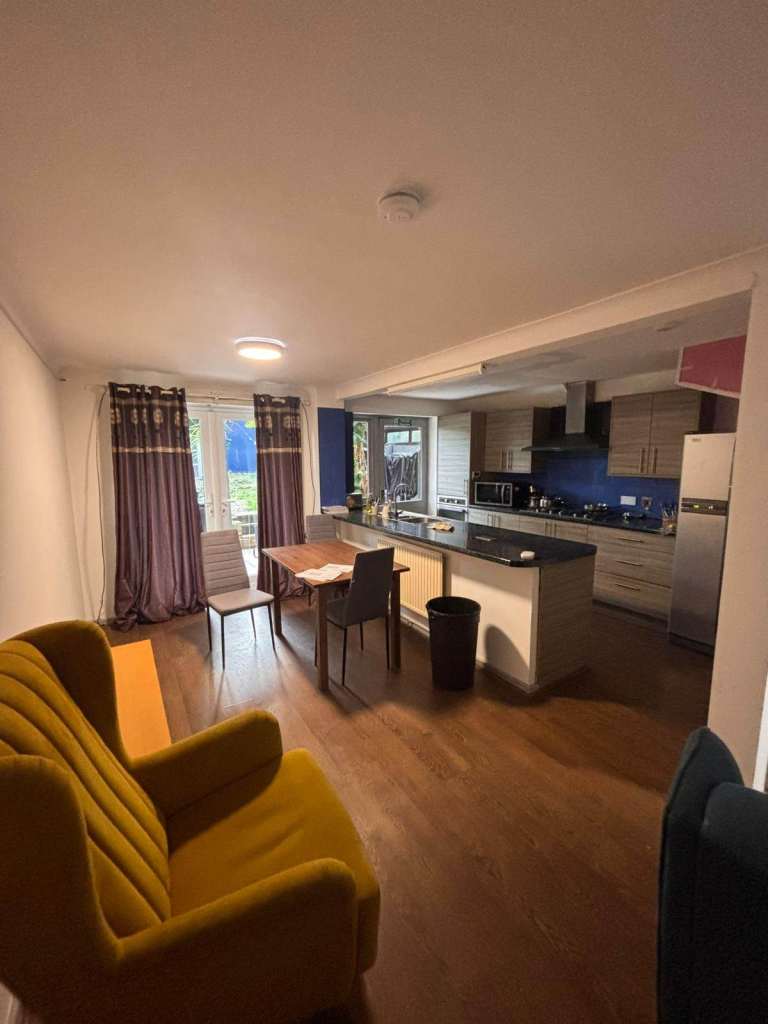 1 room available in a 4 bedroom house. for people on benefits only.