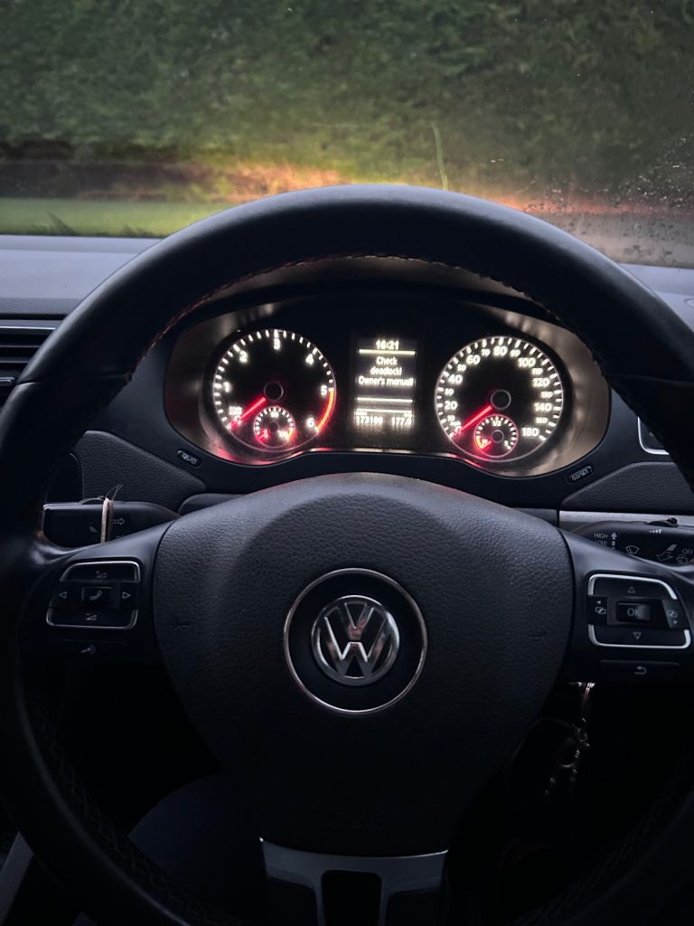 Volkswagen, JETTA, Saloon, 2012, Manual, 1968 (cc), 4 doors