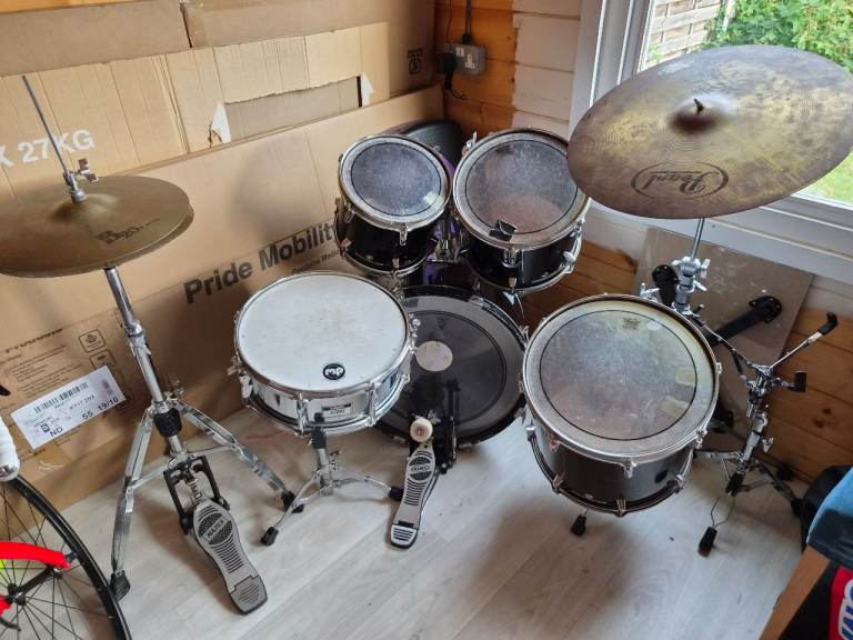 Acoustic drum kit