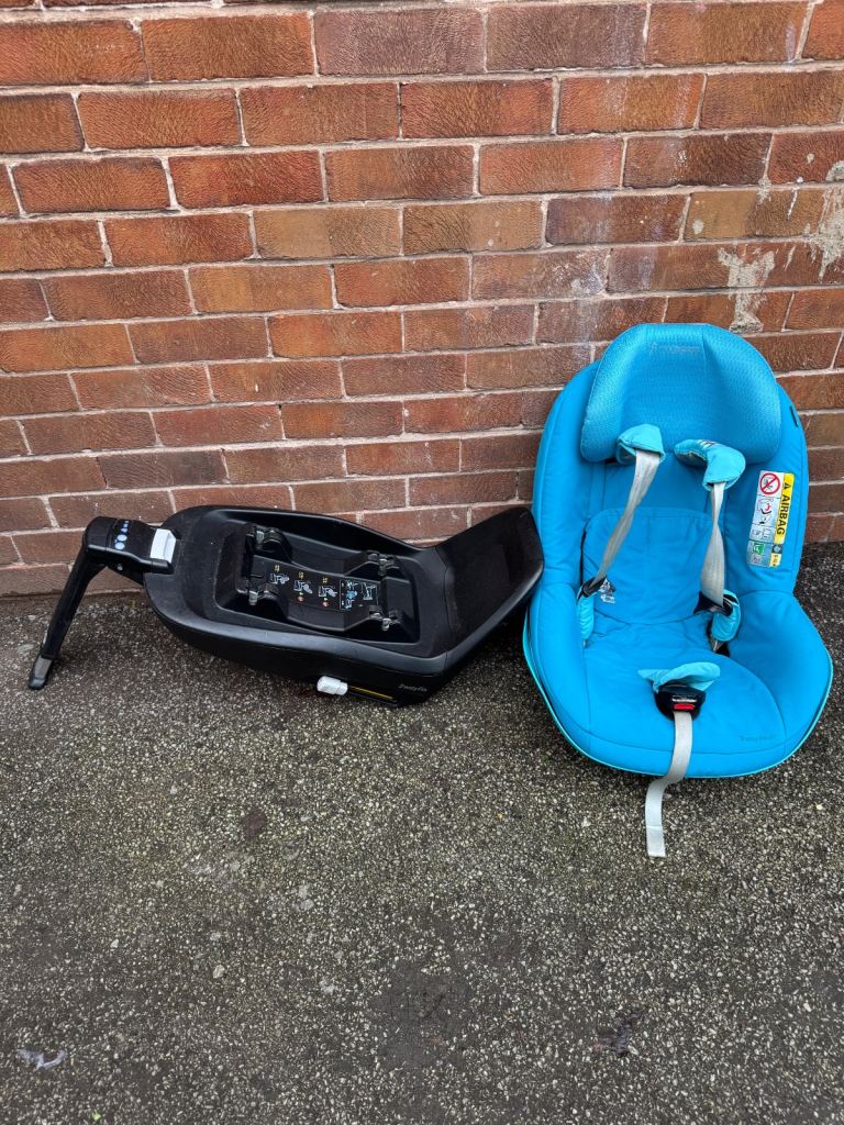 Maxi cosi pearl car seat and base 