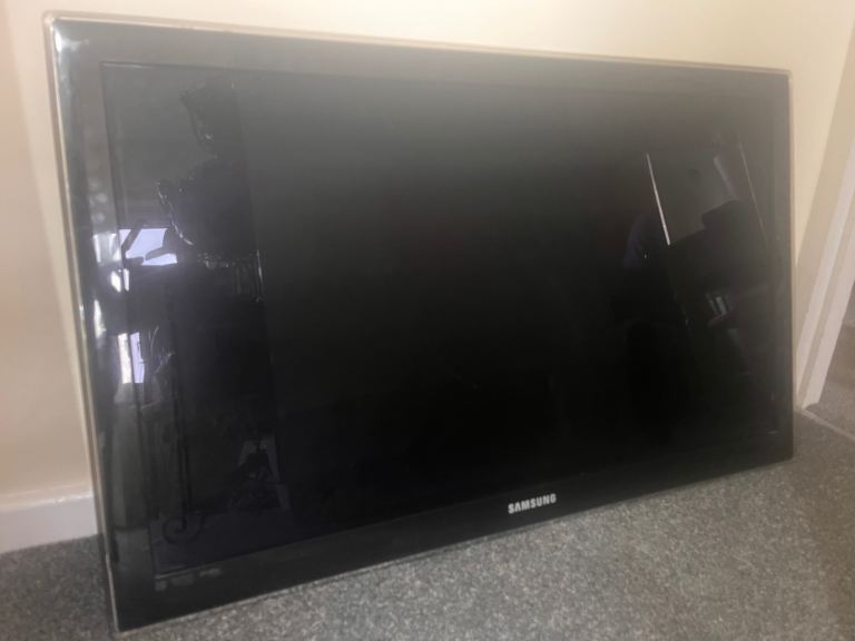 Non-smart Samsung TV 42”