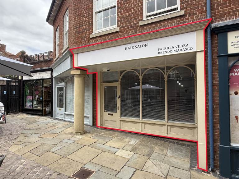 Retail / Office Premises To Rent in Grantham Town Centre