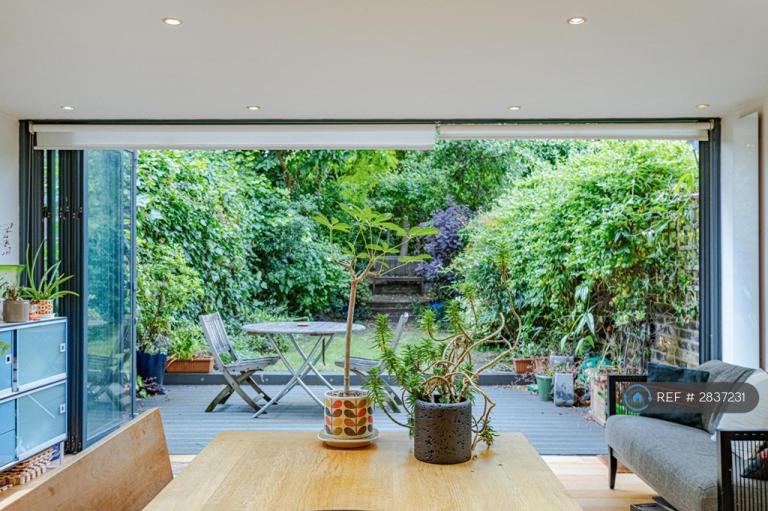 3 bedroom house in Lawford Road, London, N1 (3 bed) (#2837231)