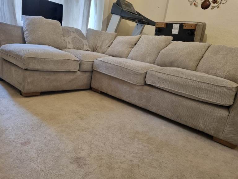 Corner sofa L shape  good condition dlevery available 
