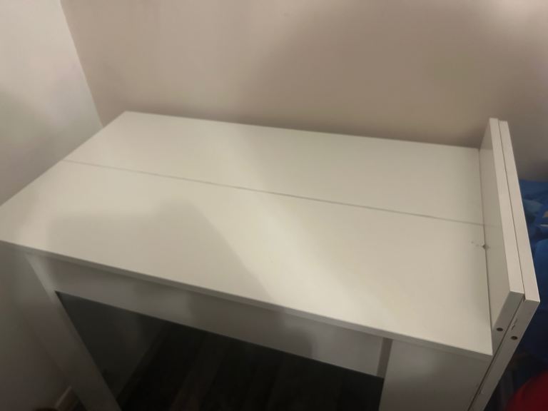 Dining room table. Extendable 