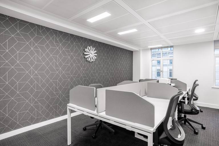 London - SW1Y 4PE \ Shared Office Space for Rent