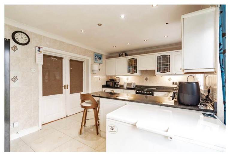 Two Double Rooms Available – Newly Fitted Family Home