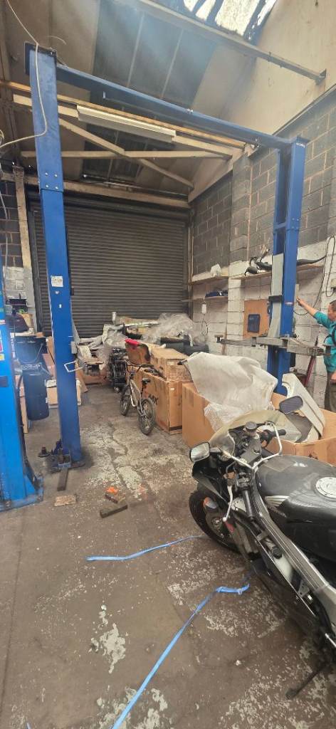 Heavy-Duty 4-Tonne (4000kg) 2-Post Vehicle Lift / Car Ramp – Clear-Floor Design