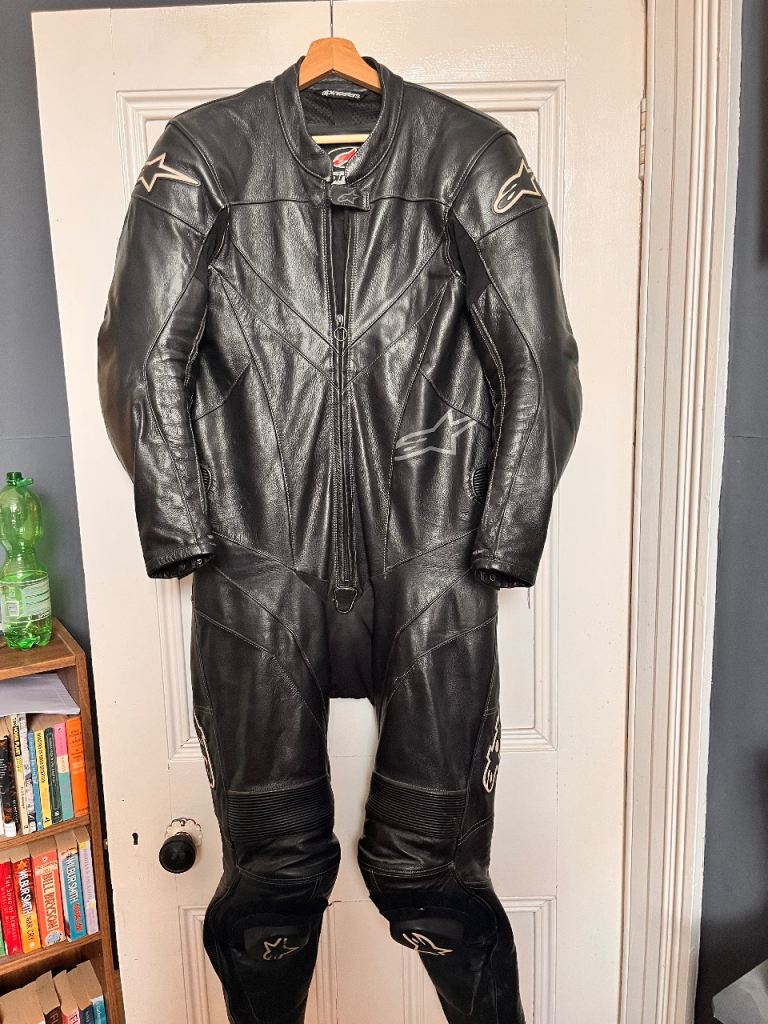 BLACK LEATHER ALPINESTARS MOTORCYCLE ONE PIECE. USED TWICE. SIZE UK 42