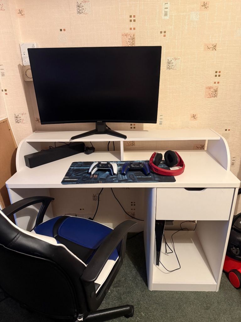 Computer desk