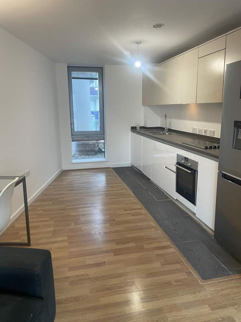 Beautiful 2 Bedroom, 2 Bathroom Fully Furnished Flat with Parking & Concierge Service