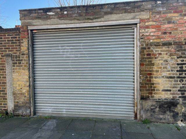 Double Garage with storage to rent in SE2
