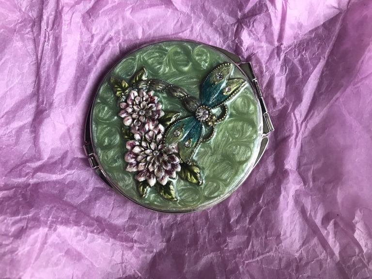 Enamelled compact mirror