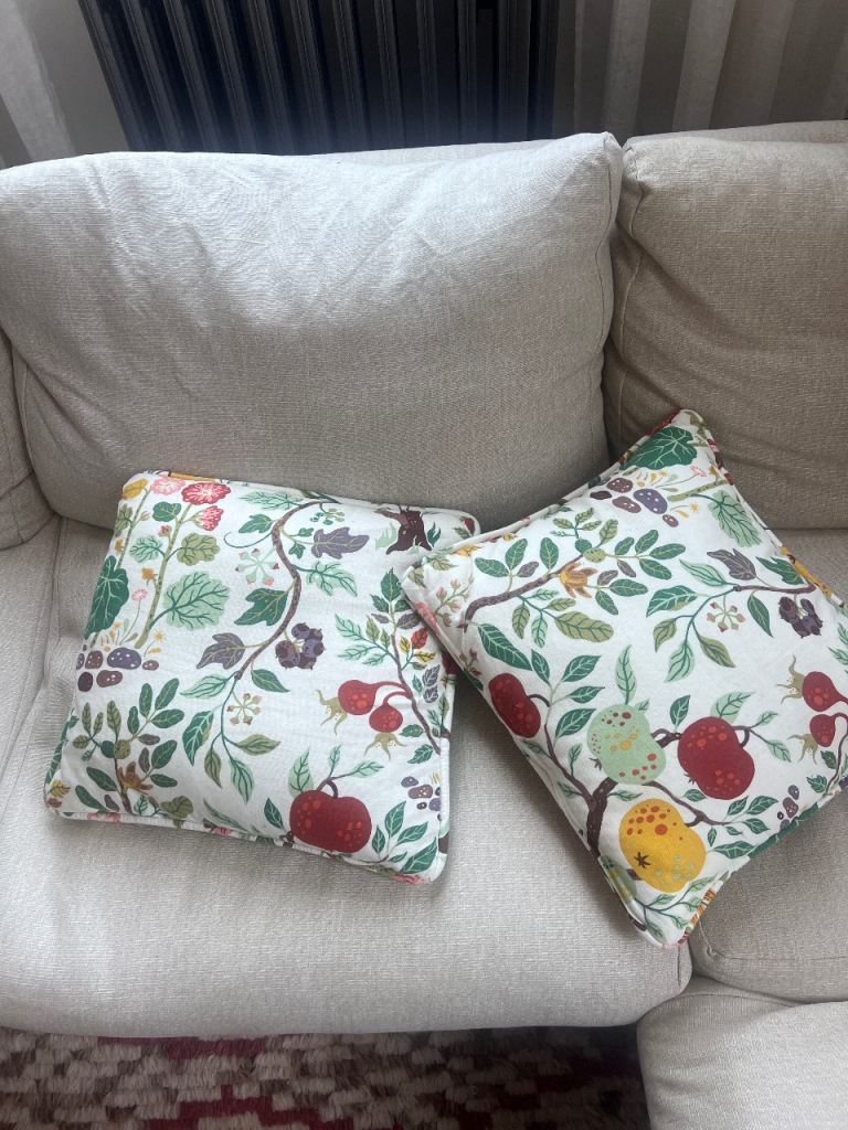 2x cushions