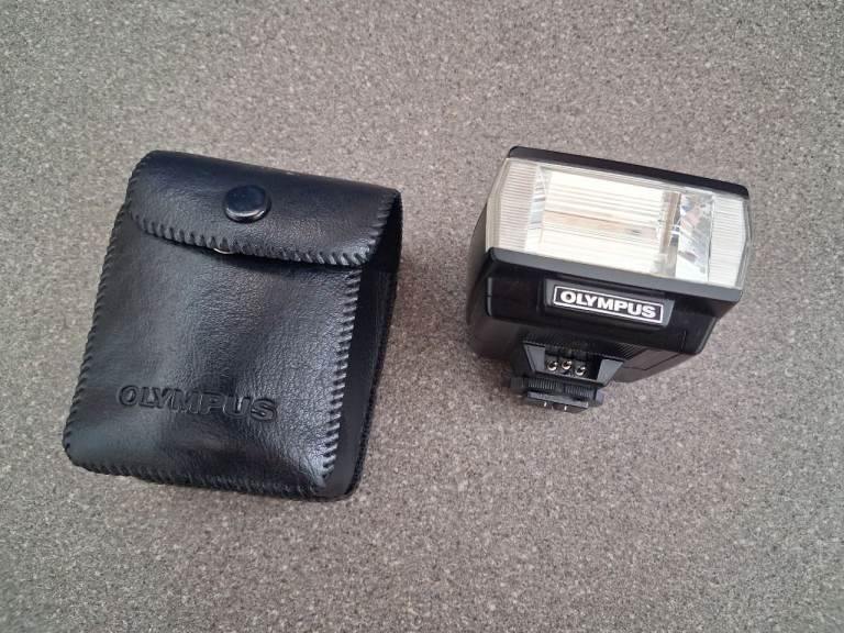 Olympus Camera Flash Unit with Leather Pouch – Excellent Condition