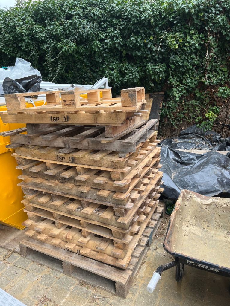 Free wooden pallets 