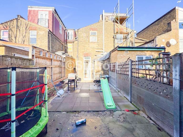 2 bedroom flat in Boleyn Road, London, E7