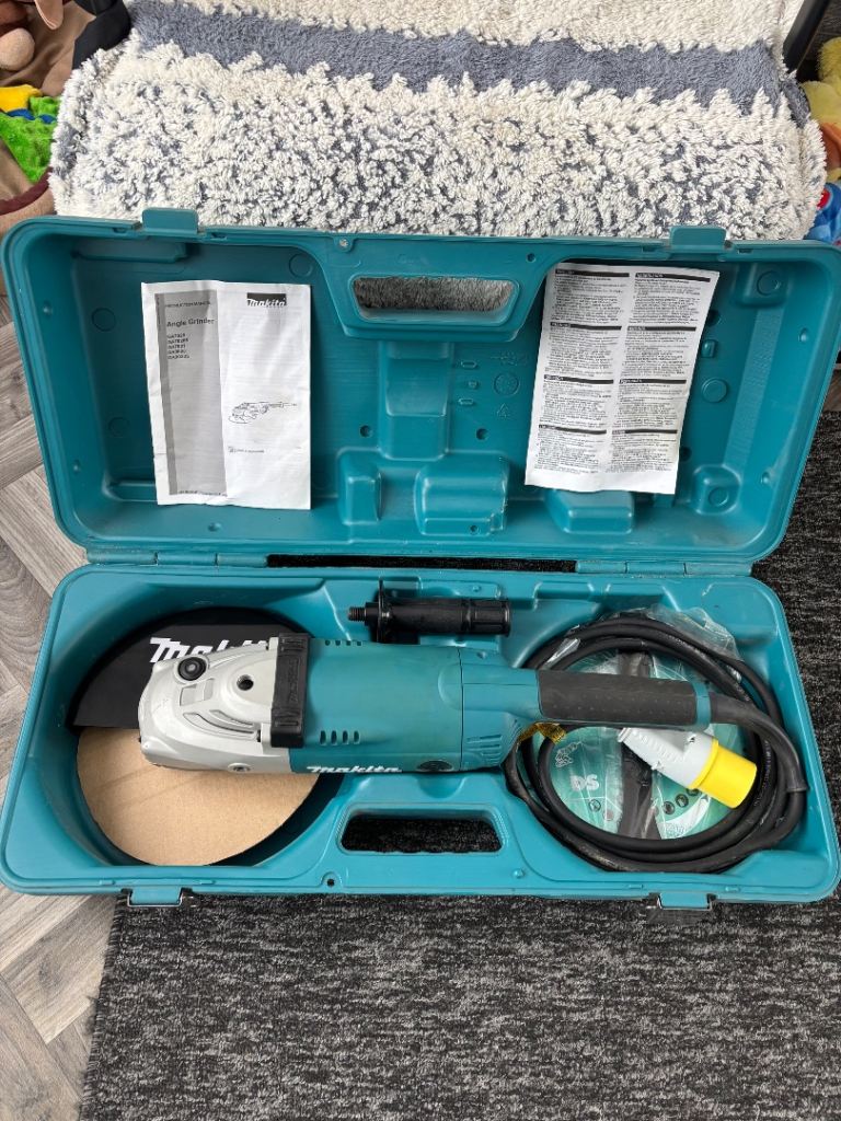 Makita Angle Grinder in Case with Blades – Good Condition